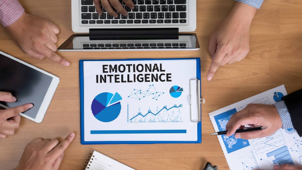 دور الذكاء العاطفي في تعزيز الإنتاجية داخل بيئات العمل الديناميكية