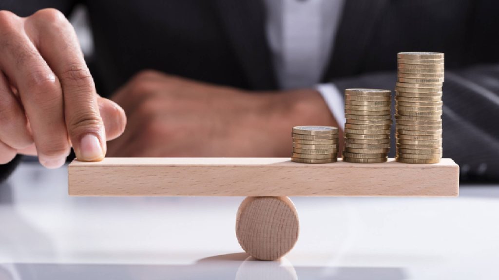 آليات العلاقات العامة في تحقيق التوازن بين أهداف المؤسسة واحتياجات الجمهور الرقمي