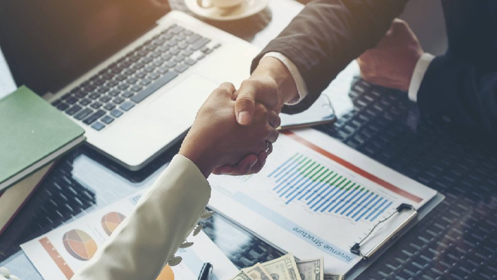 الهندسة العاطفية في العلاقات العامة: كيف نصمم تواصلاً يُحدث أثراً؟